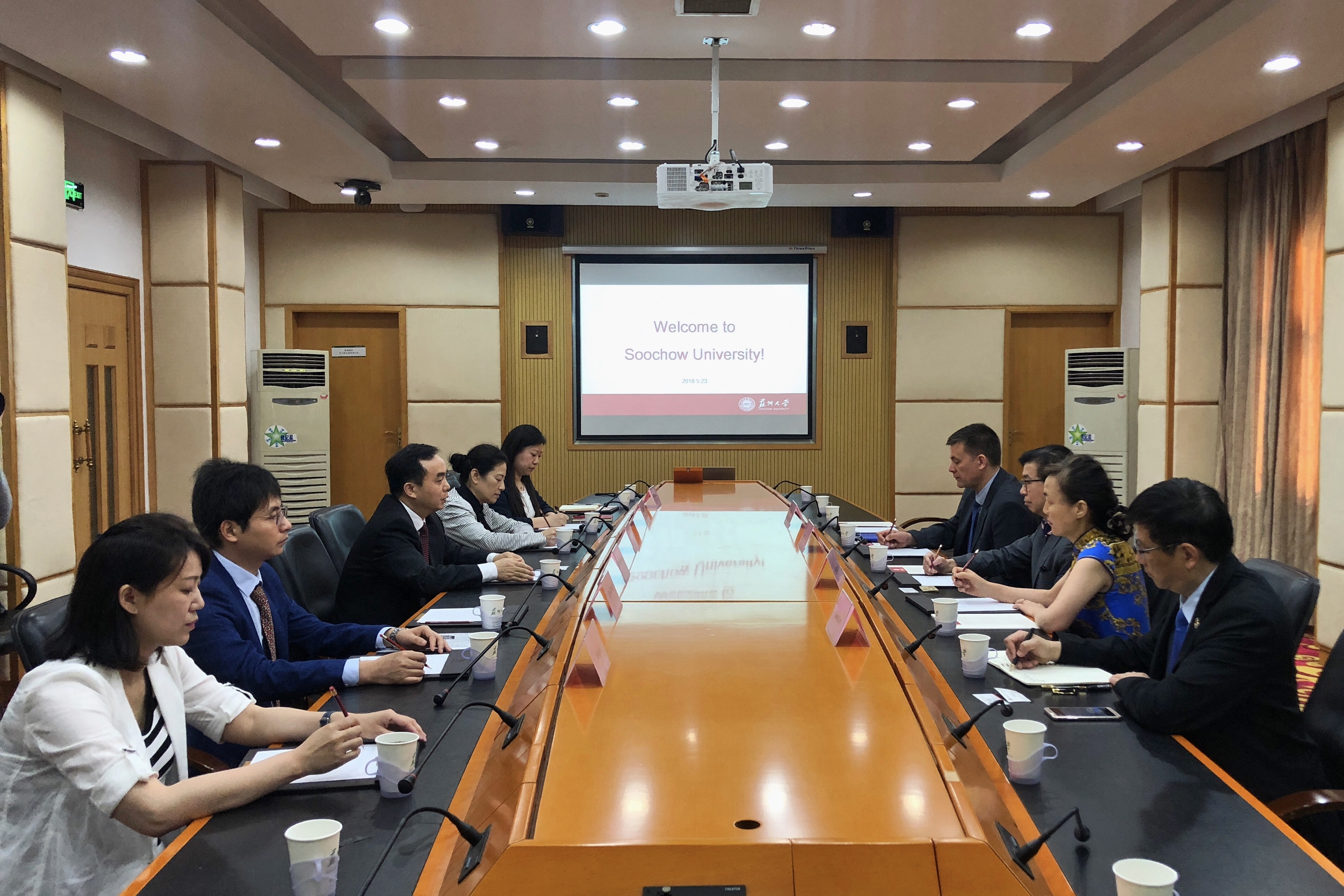 加拿大温莎大学副校长一行访问苏...